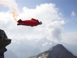 翼装飞行员跃下不到10秒撞上岩石不幸身亡：年仅32岁!