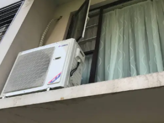 空调管怎么经过玻璃阳台？