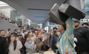 美国超市中国商品被民众抢购 甲亢哥来深圳狂买3台华为三折叠 ！