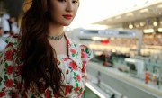 刘亦菲观看阿布扎比F1大奖赛 现场造型美艳无比、美到发光 ！