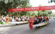 新疆旱地龙舟爆火 网友：主打没有一点水分 !