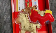 海底捞回应送黄金小马挂件：订餐备注可领取 金箔装饰价值较低 ！