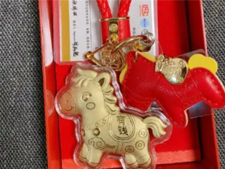 海底捞回应送黄金小马挂件：订餐备注可领取 金箔装饰价值较低 ！