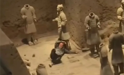 男子跳至兵马俑坑致两尊武士俑损坏 律师：故意毁损文物罪最高判10年 ！