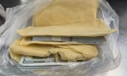 煎饼里藏现金 旅客带32万美元出境被查 科普：不能超5000美元 ！