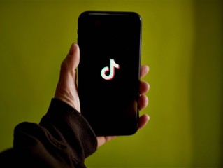 周杰伦入驻抖音：15分钟涨粉5万 概念股一度翻倍 !