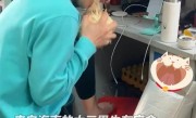 海南男生给室友展示徒嘴剥椰子：天生血脉压制 ！